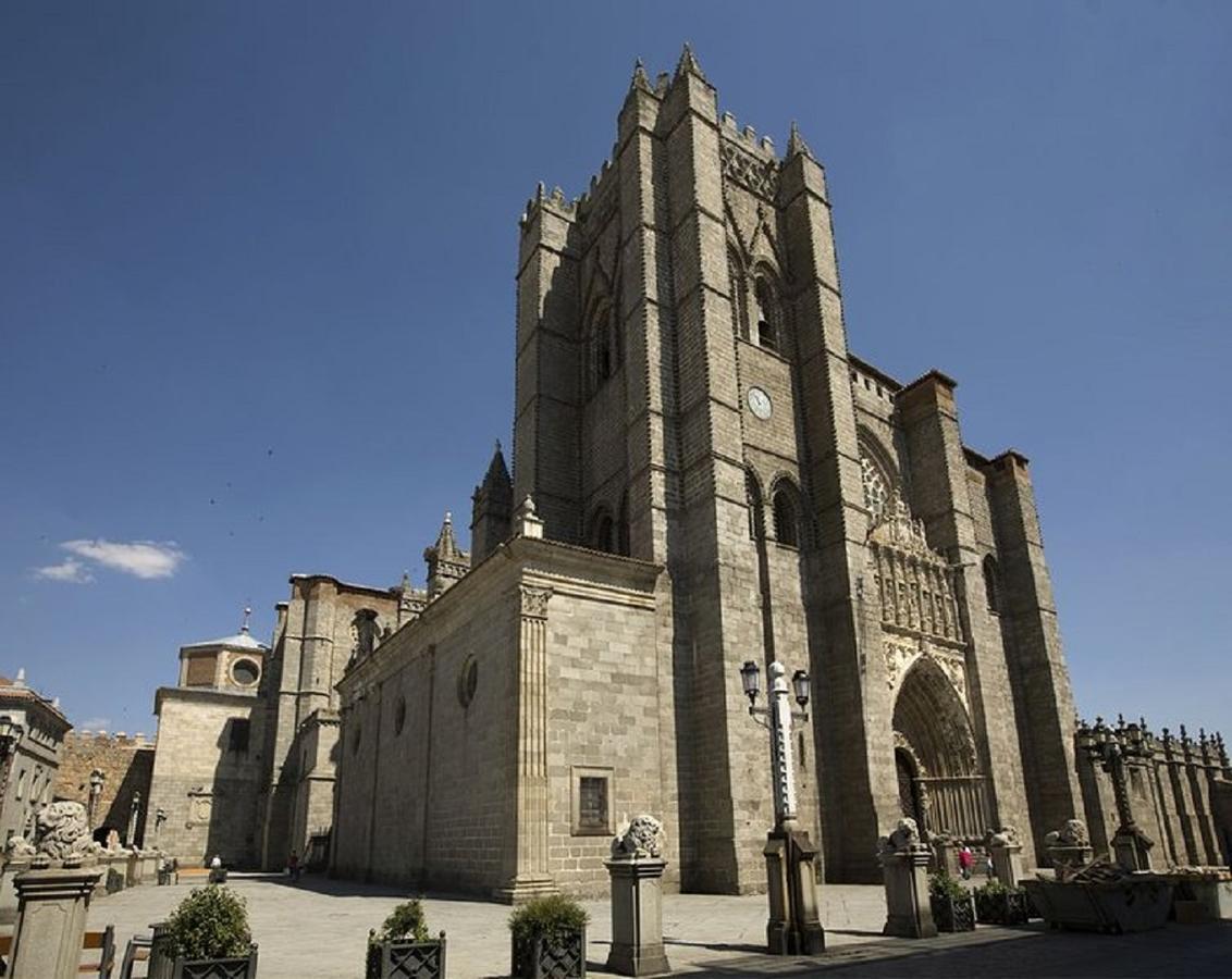 Apartamentos Turisticos Avila La Catedral Exterior foto